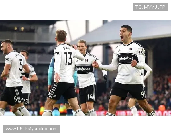 热刺边路传切的配合带来多次高质量威胁 热刺边路传切的配合带来多次高质量威胁