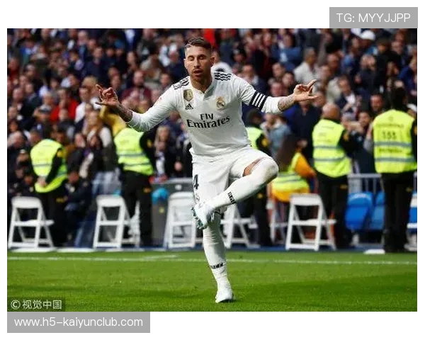 维尼修斯底线连续假动作晃开空间，皇马攻势无比锐利