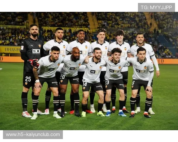 西甲巴萨前场组织精妙：门前混战中的控场艺术